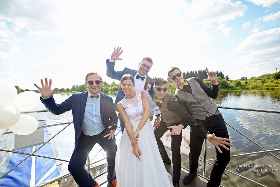 Vestuvių šventė prie ežero
